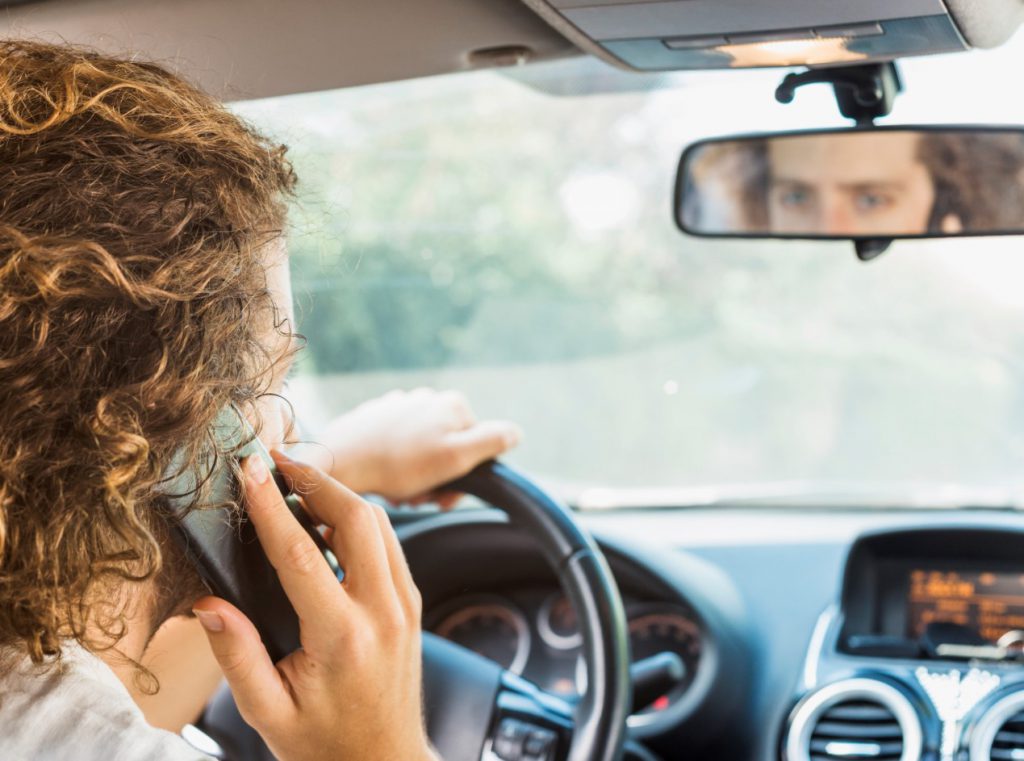 אדם המואשם שימוש בטלפון בזמן נהיגה