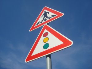 אי ציות לתמרור עצור ו/או תן זכות קדימה - תמונה של תמרורי תעבורה
