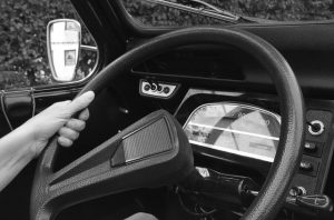 מה העונש על החזקת הגה ביד אחת?